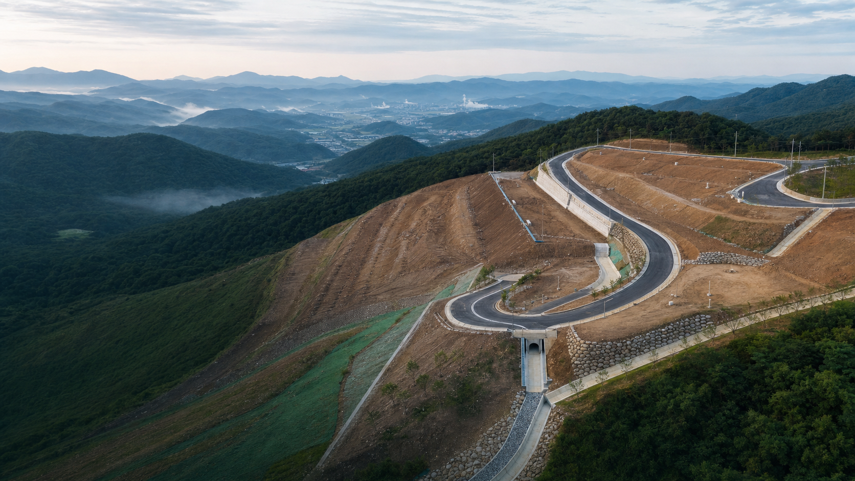 산지 개발 부지의 진입도로와 토목 기반시설 항공 전경